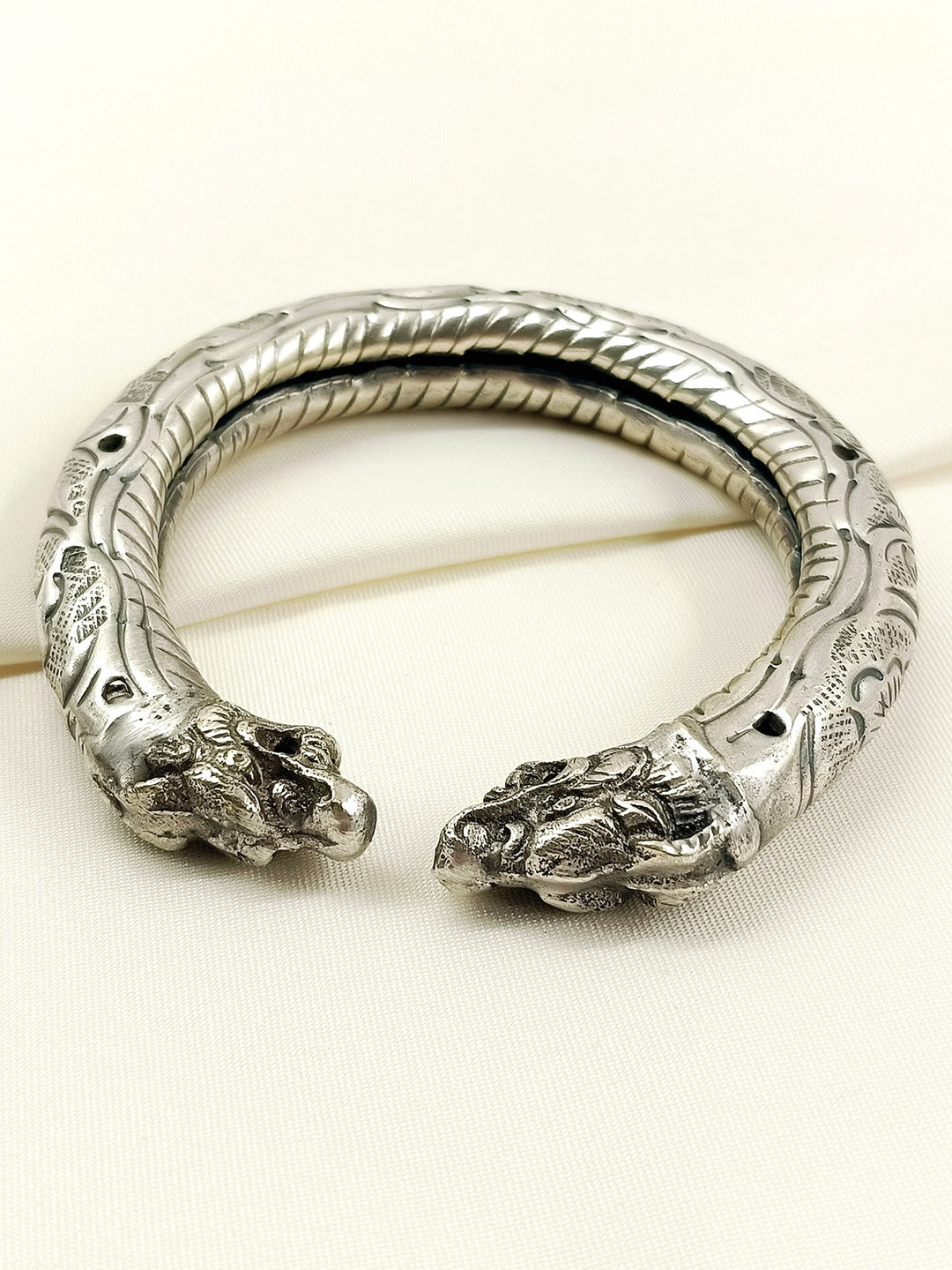 Kalp Plain Oxidized Silver Lion Men&