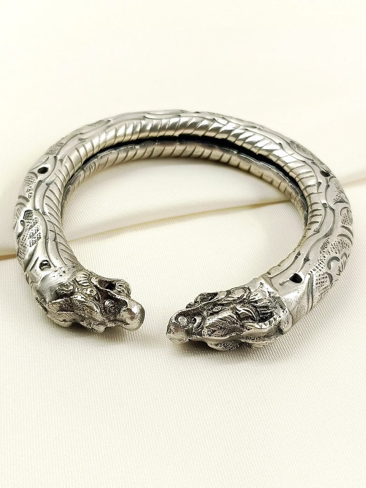 Kalp Plain Oxidized Silver Lion Men&