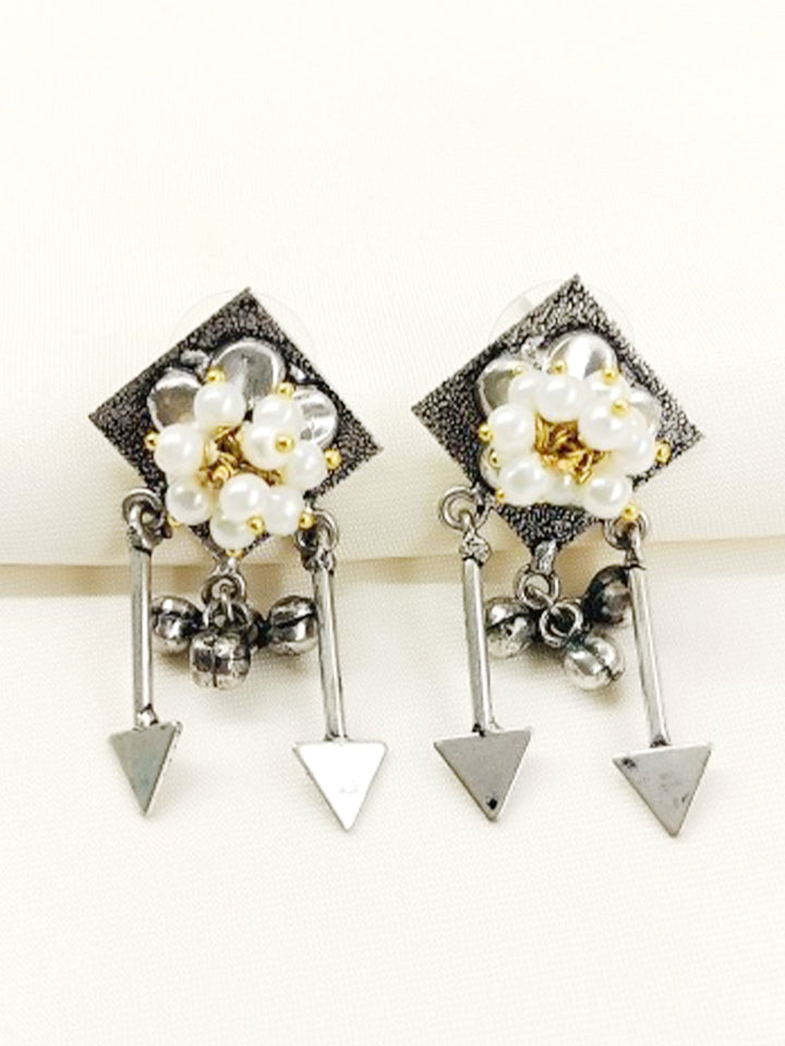 Deeva White Pearl Oxidized Earring