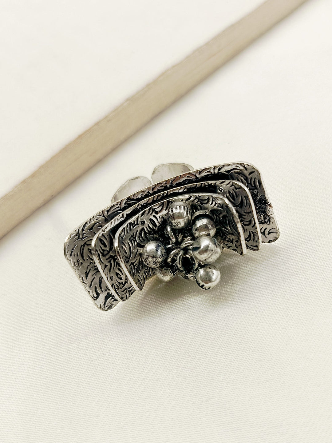 Lya Oxidized Finger Ring