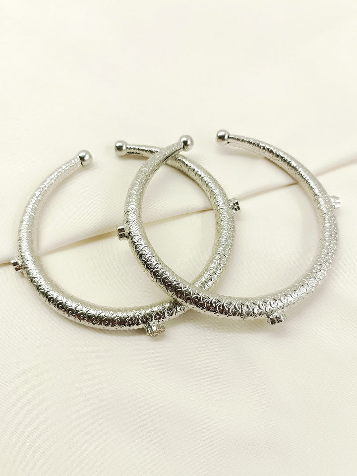 Ruhu Silver Hasli Styled Oxidized Anklet