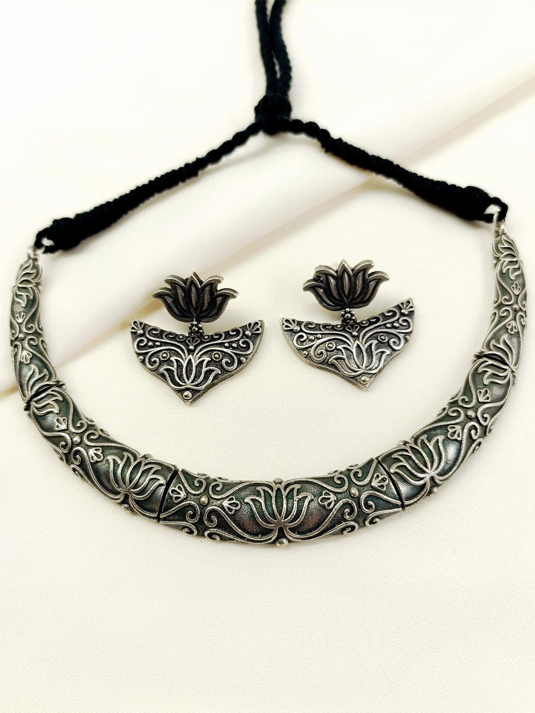 Firaki Plain Lotus Oxidized Choker Set