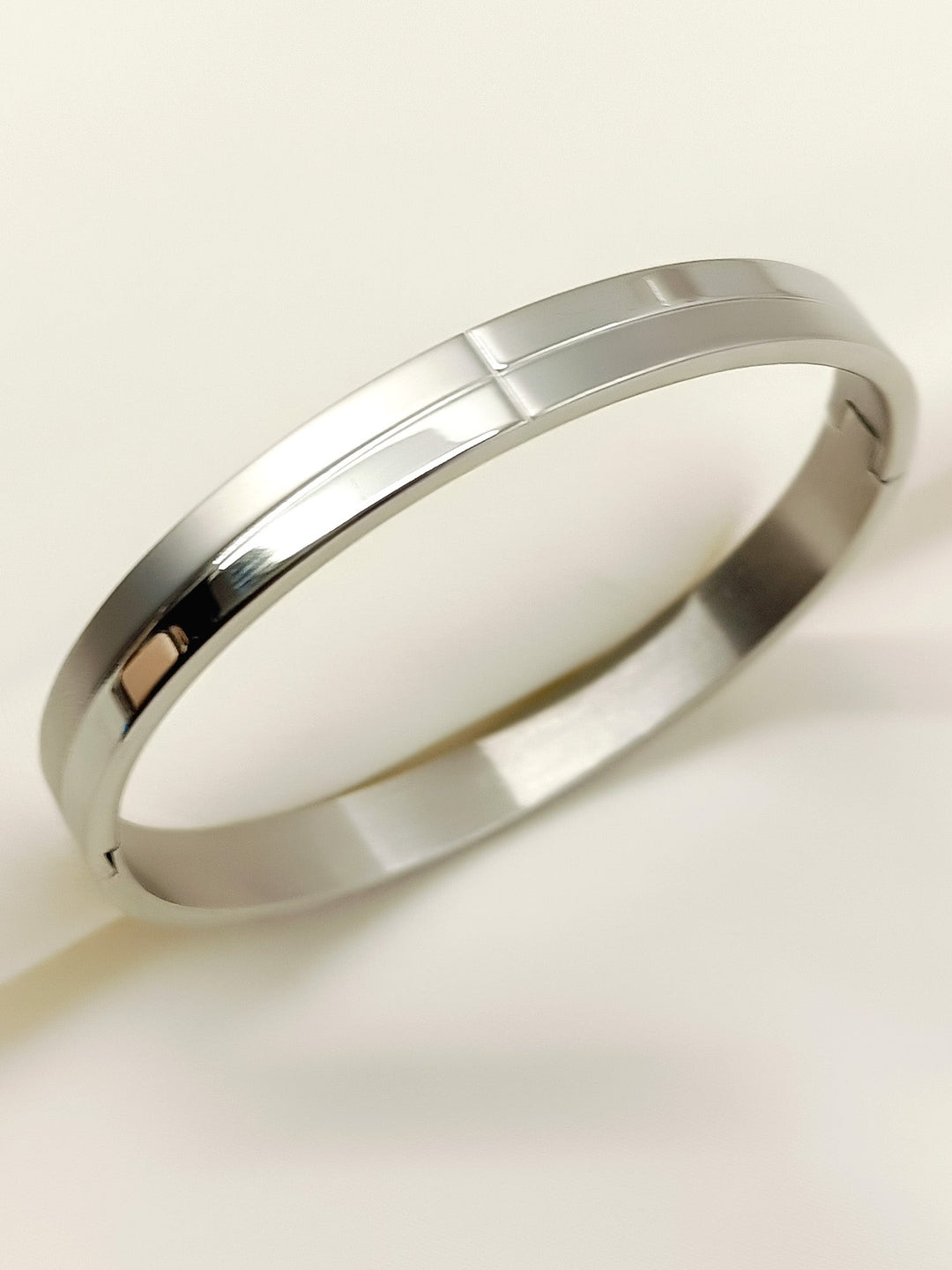 Nouf Silver Minimal Center-Line Kada Men&
