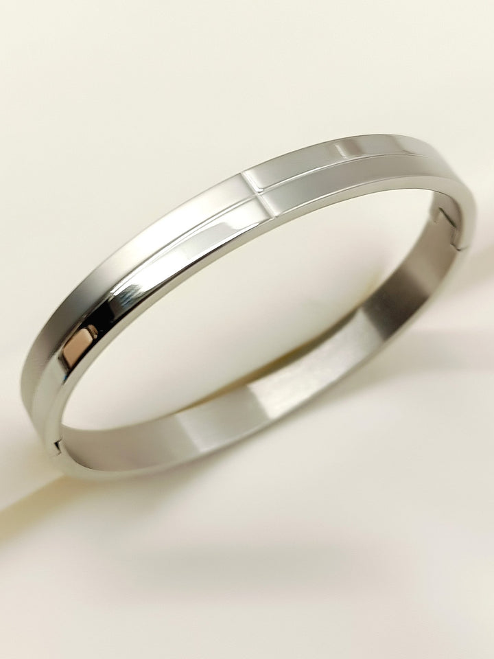 Nouf Silver Minimal Center-Line Kada Men&
