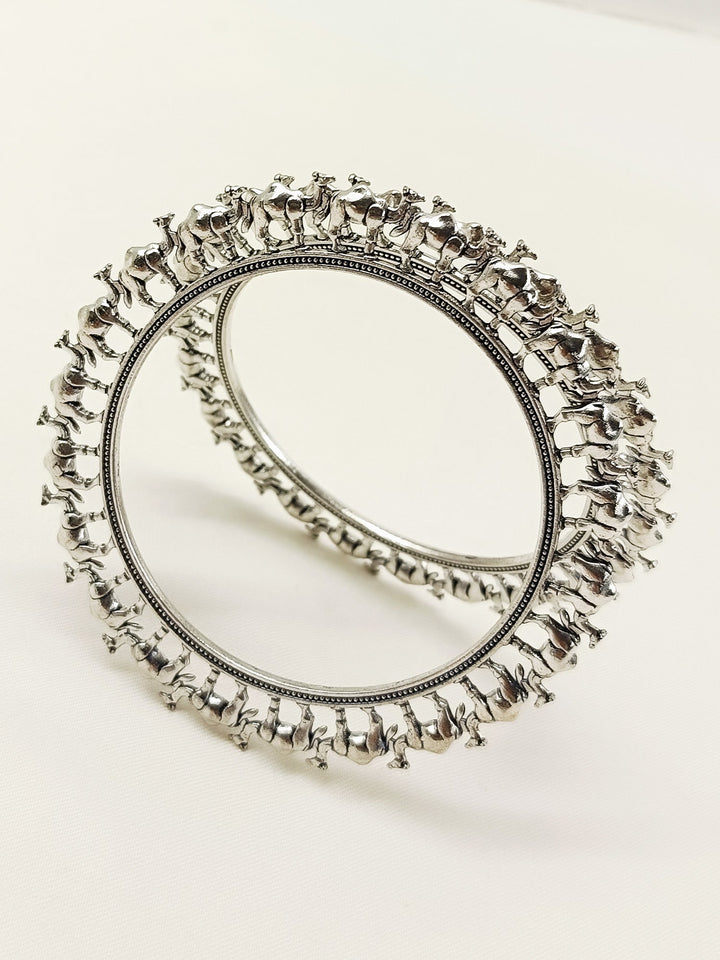 Kanakojjvala Plain Oxidized Bangle