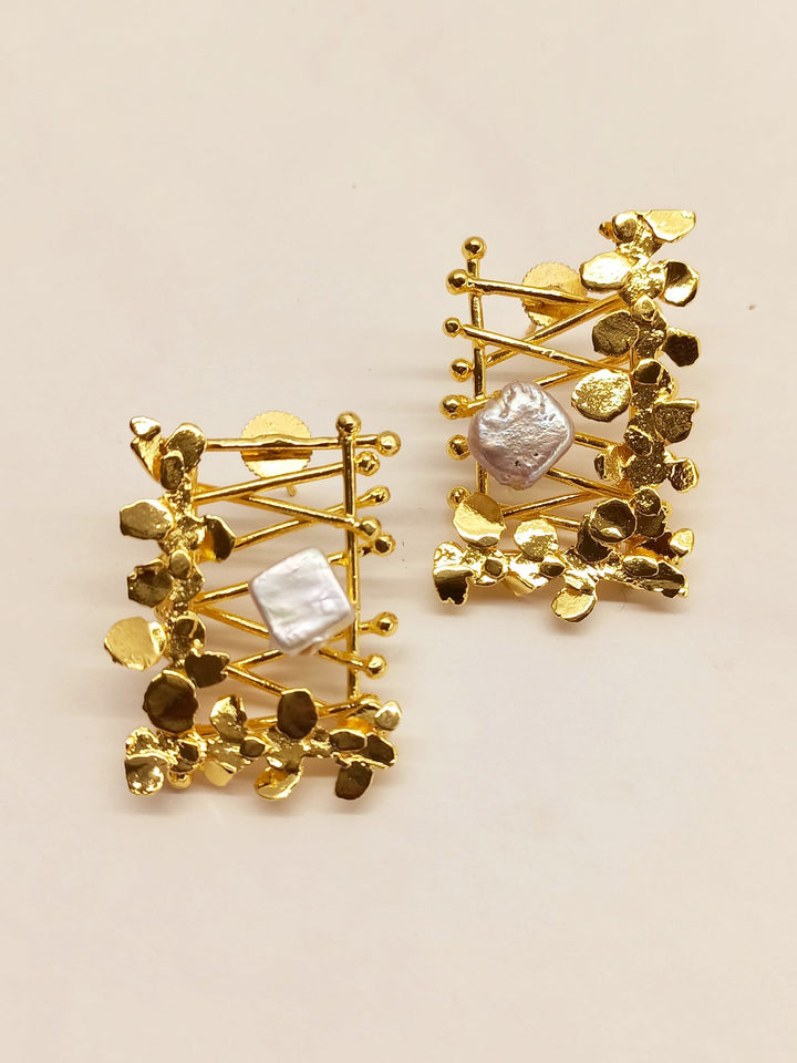 Daizy Contemporary Golden Stud