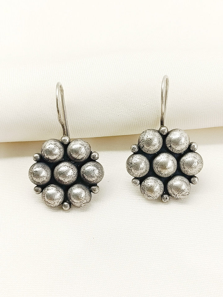 Hansika Plain Oxidized Earcuff