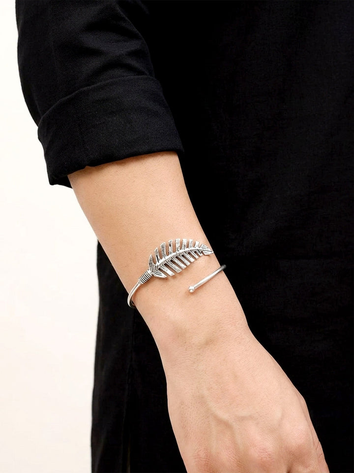 Naveen Silver Leaf Feather Men&