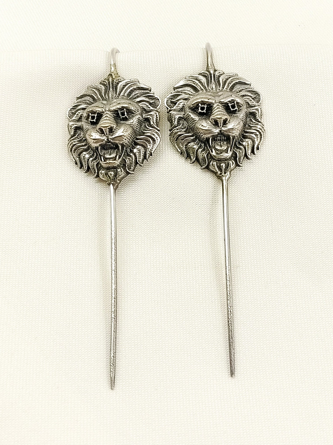Nil Men’s Oxidized Silver Lion Head Earcuffs - Threader