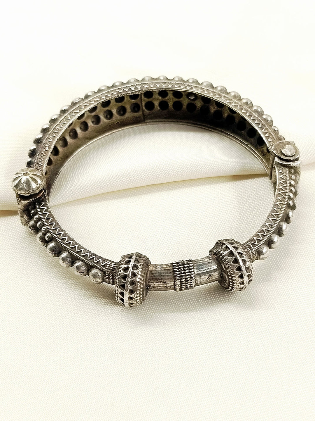Zaha Plain Oxidized Bracelet - Silver Plated Brass