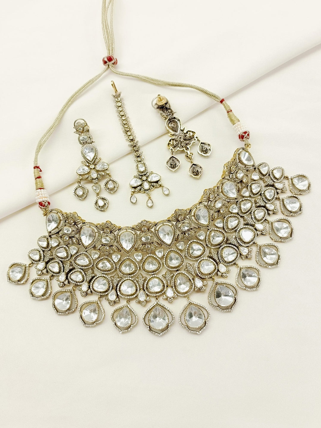 Geetanjali White Victorian Set