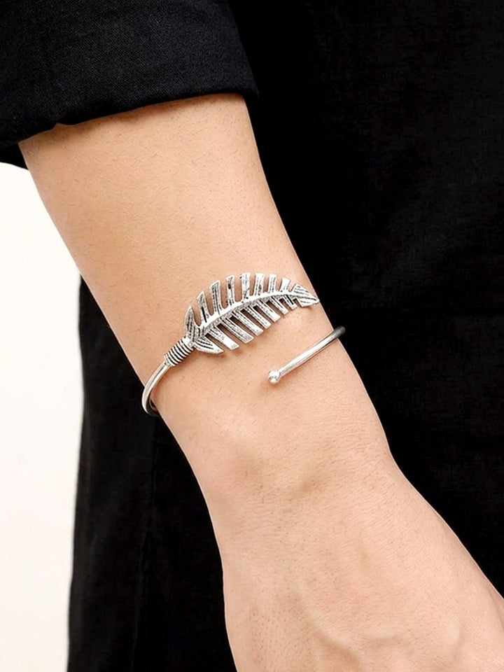 Naveen Silver Leaf Feather Men&