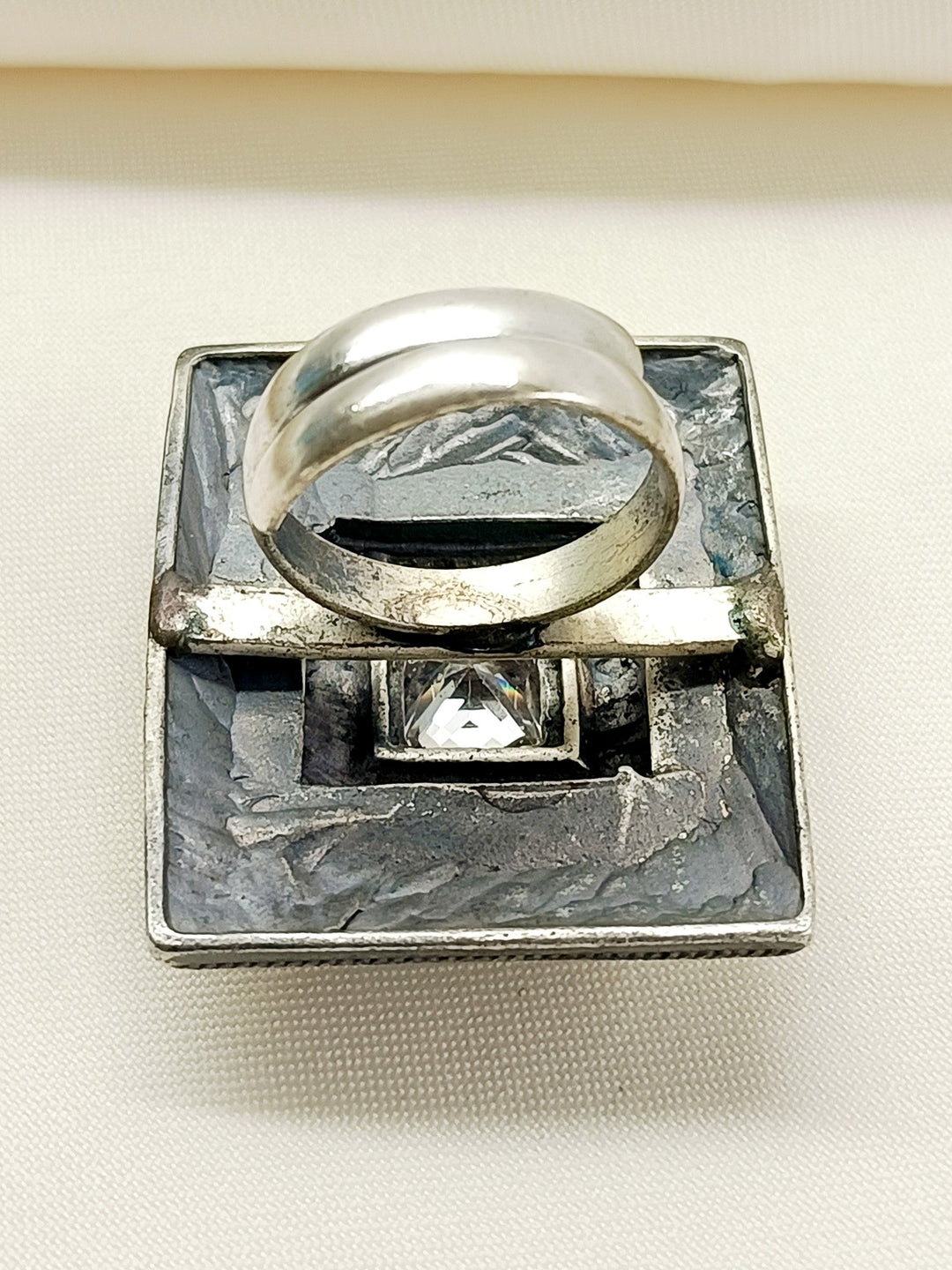 Anzlehika White Oxidized Finger Ring