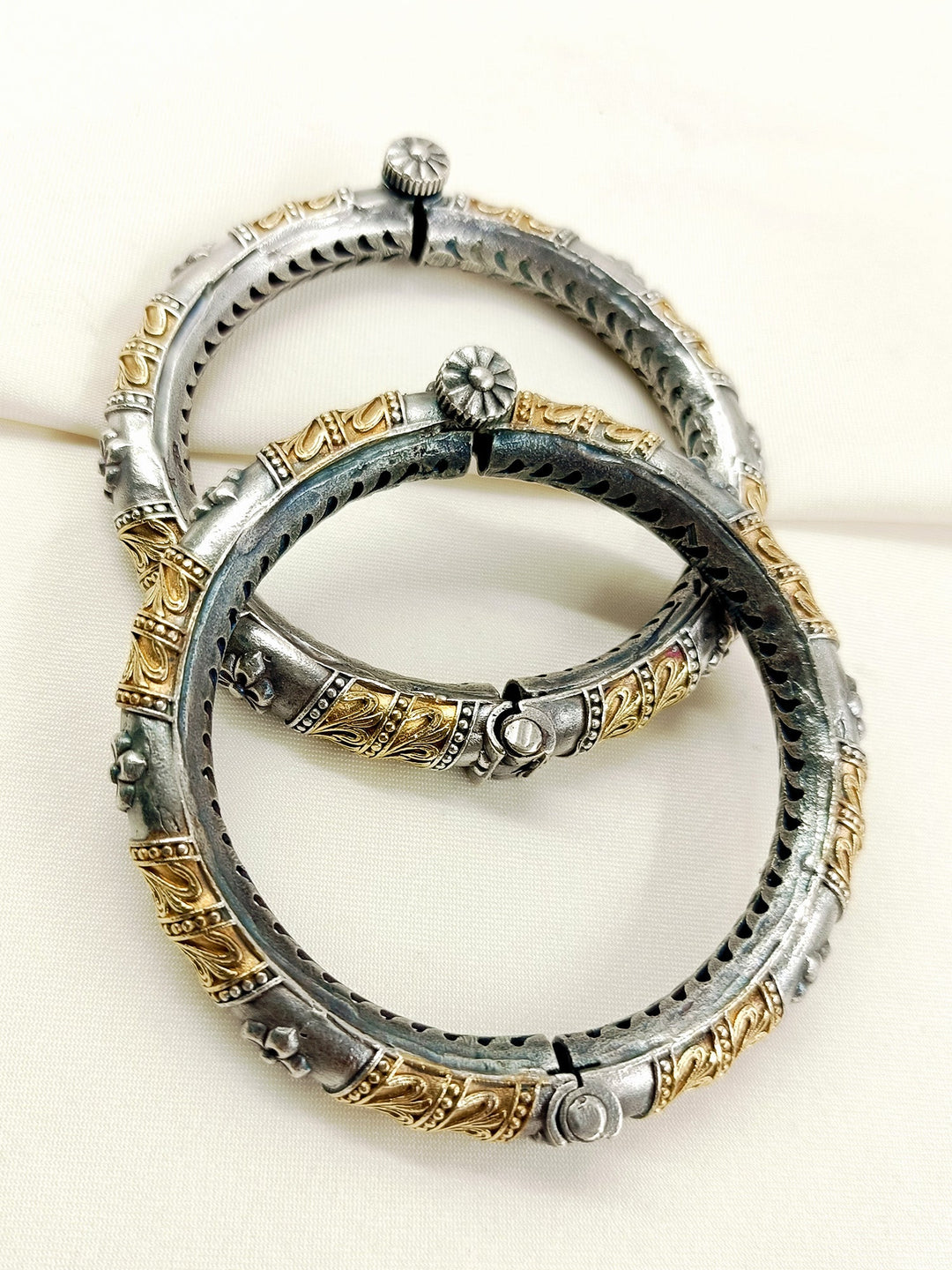 Shruti Dual Tone Oxidized Bangles