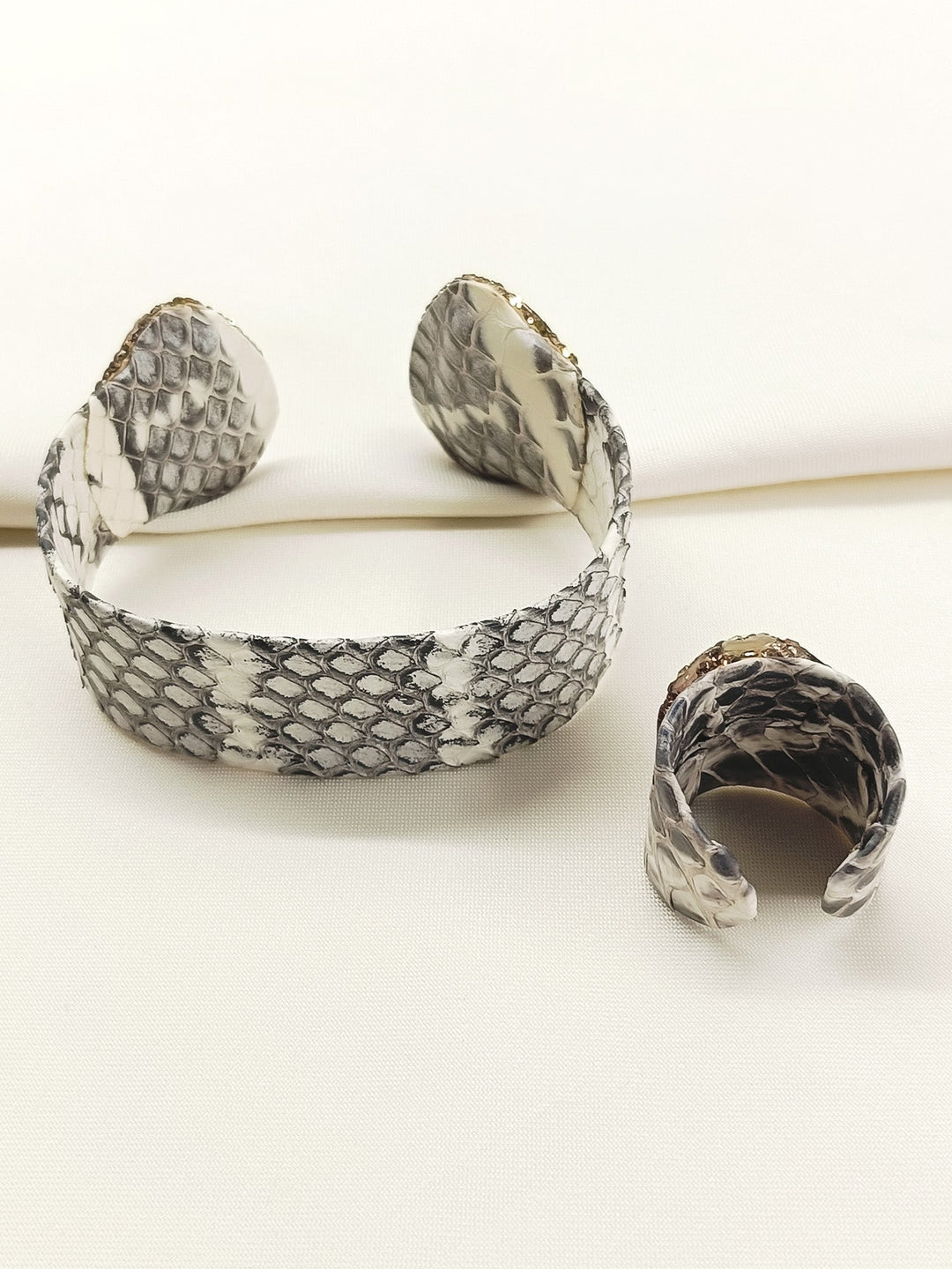 Veena White Western Bracelet With Finger Ring