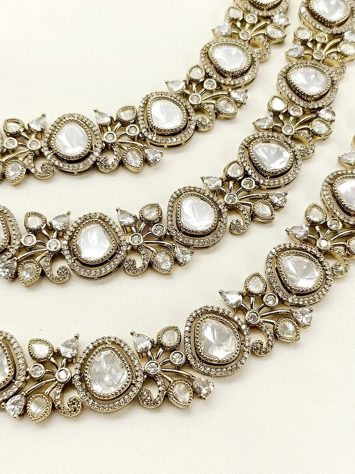 Kaumolika White Victorian Set