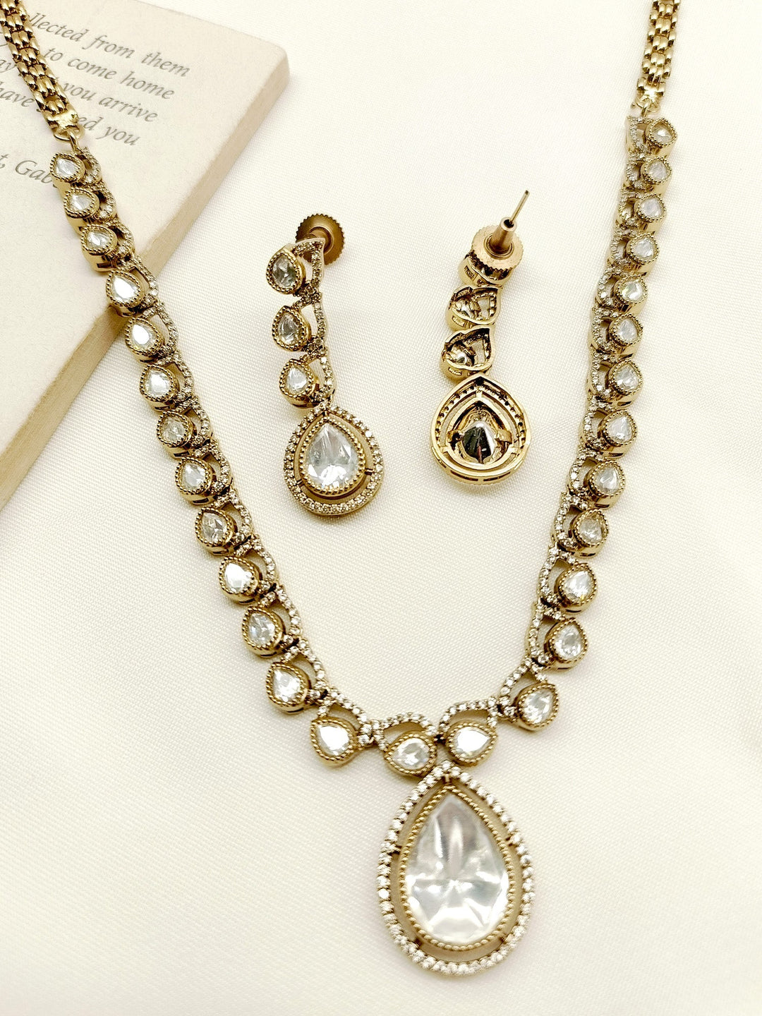 Kaiya White Polki Necklace Set