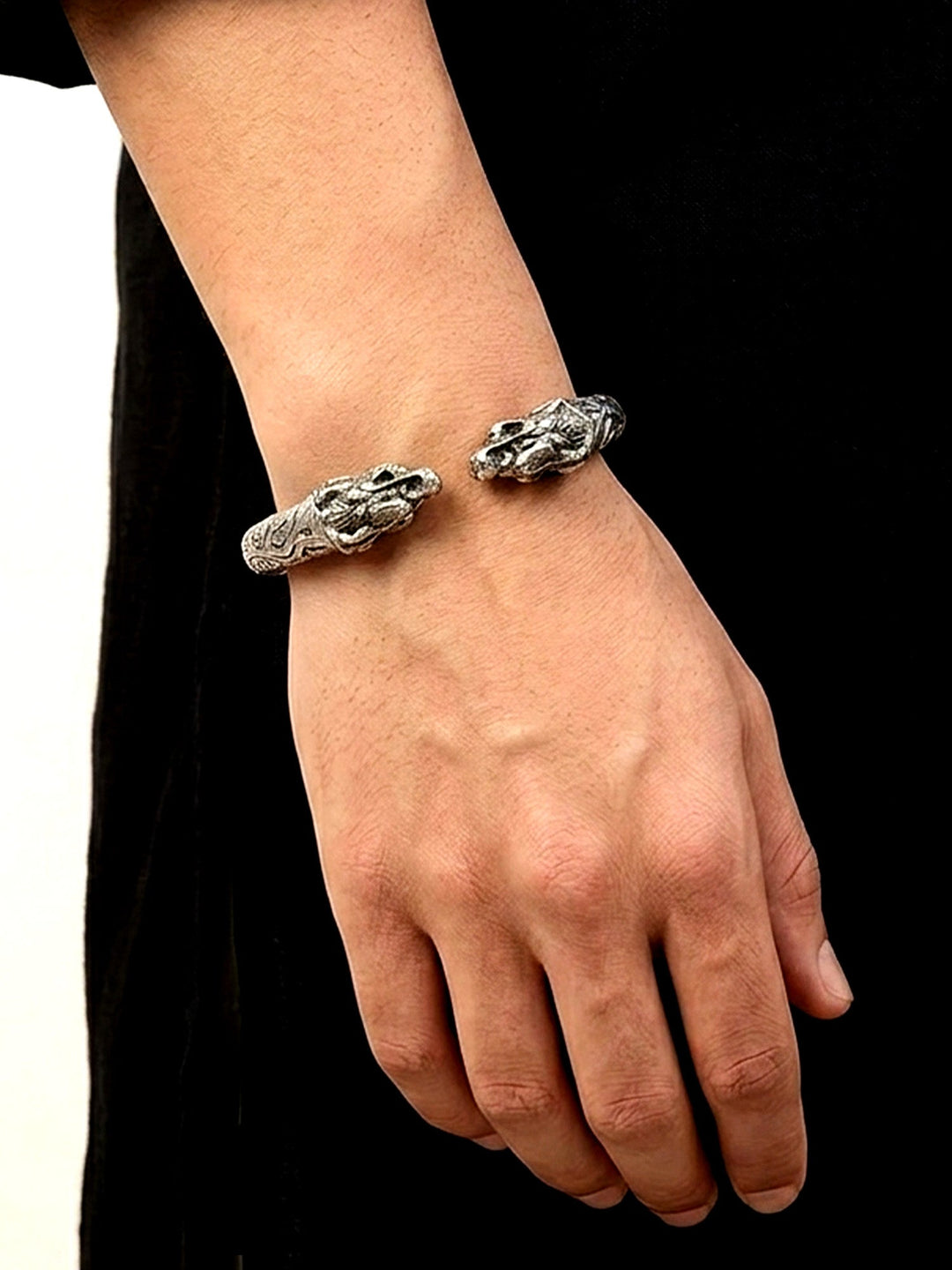 Kalp Plain Oxidized Silver Lion Men&
