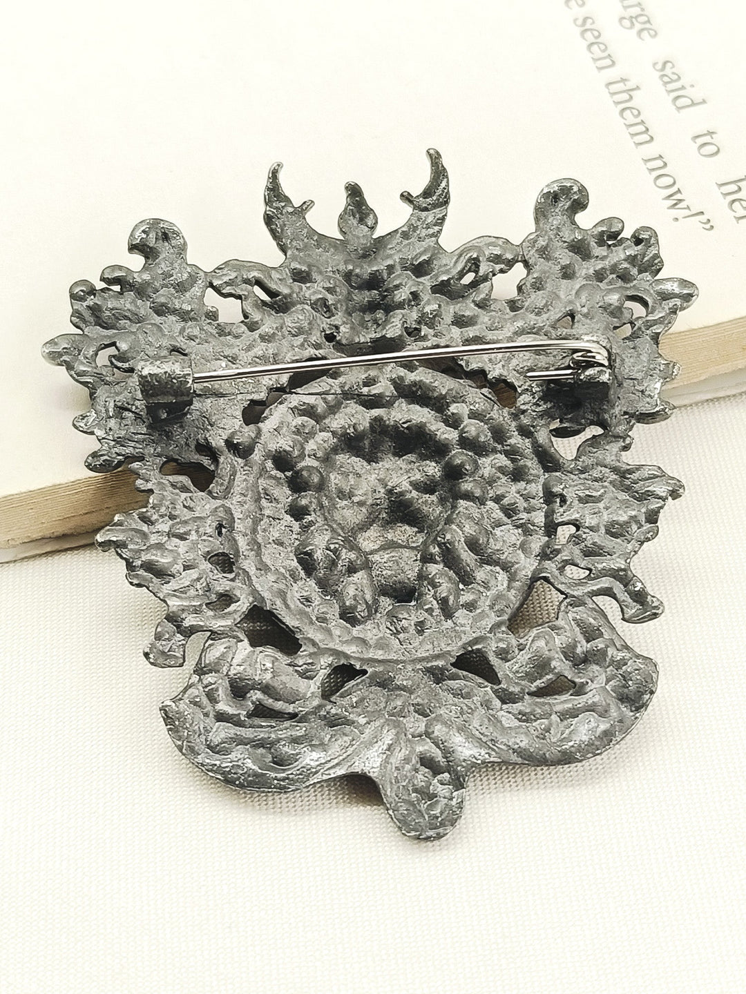 Nirvan Grey Lion Men's Brooch