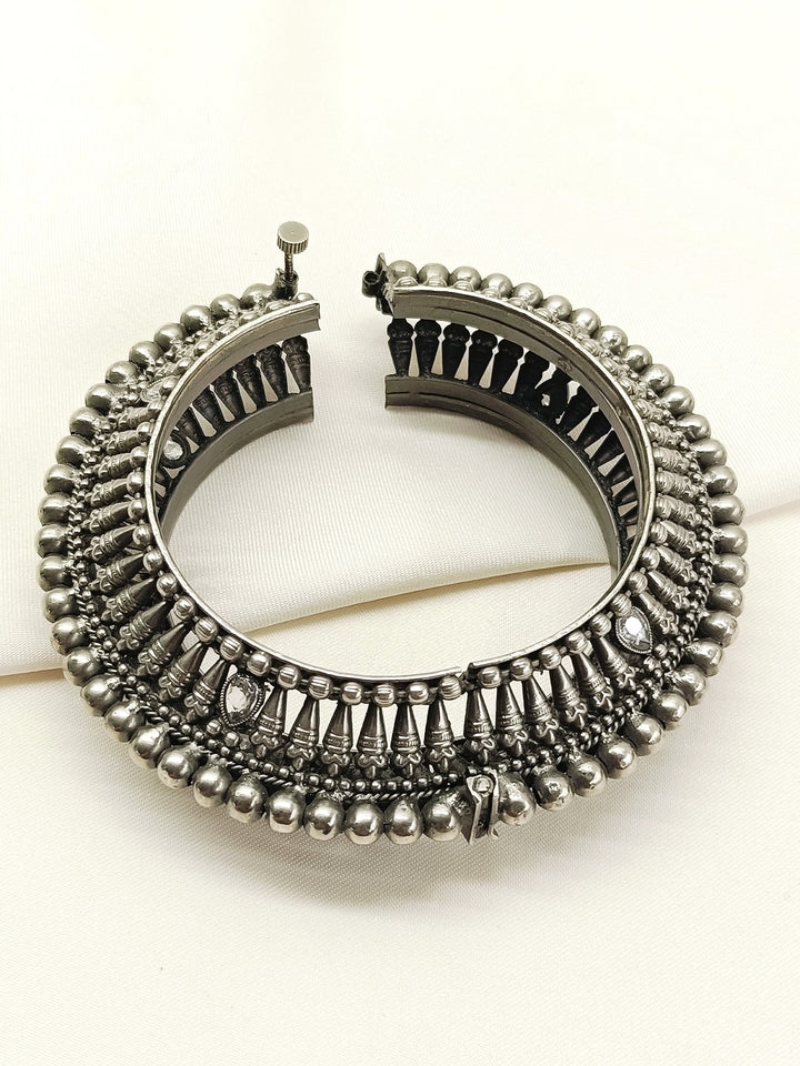 Yuvanya Plain Oxidized Kada