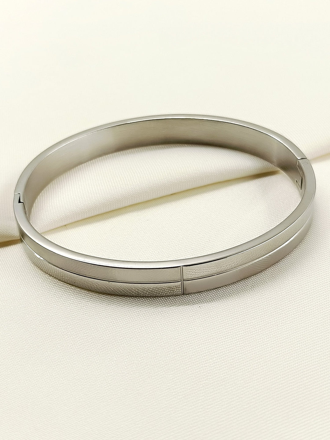 Nouf Silver Minimal Center-Line Kada Men&