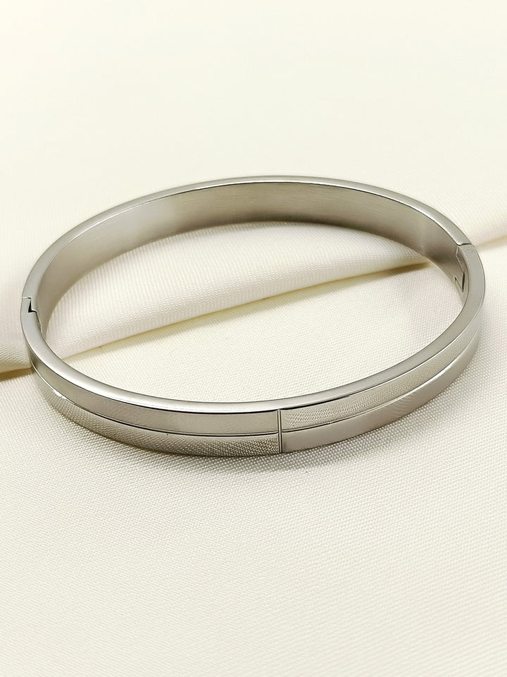 Nouf Silver Minimal Center-Line Kada Men&
