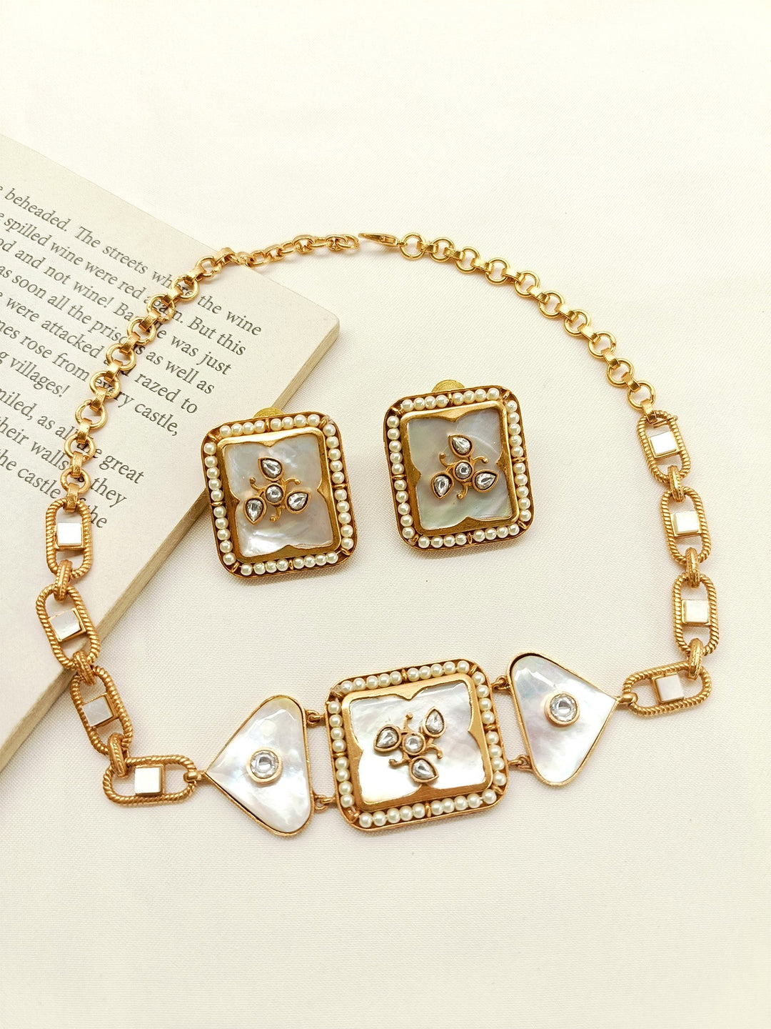 Junnu Cream Boutique Choker Set