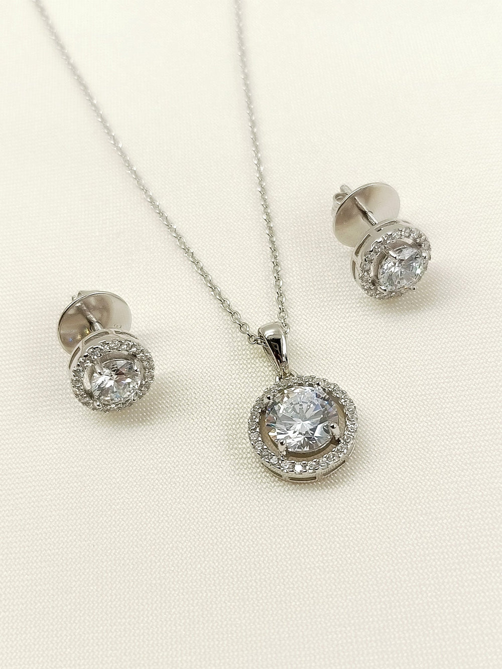 Gleaming 92.5 Silver Swarovski Stone Pendant Set