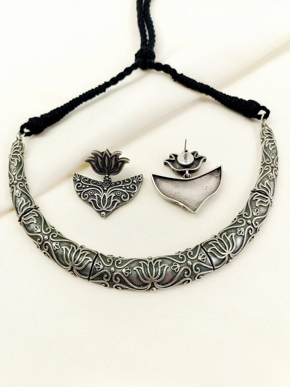 Firaki Plain Lotus Oxidized Choker Set