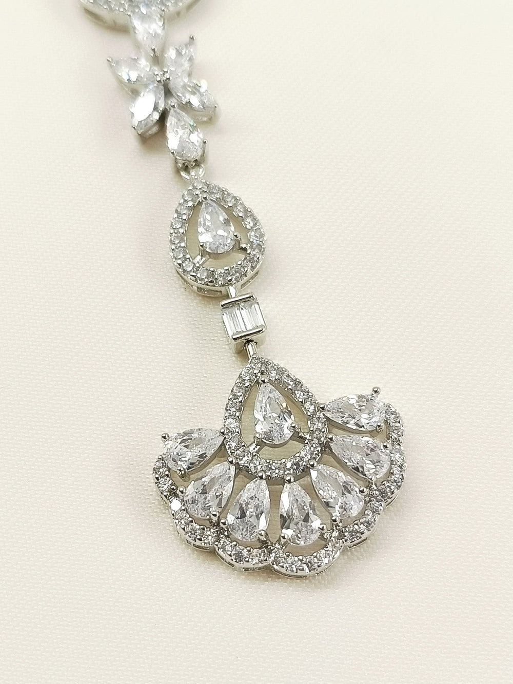Sabana White American Diamond Teeka