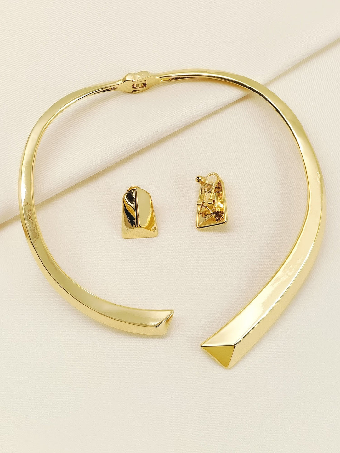 Kaaviya Golden Western Necklace Set