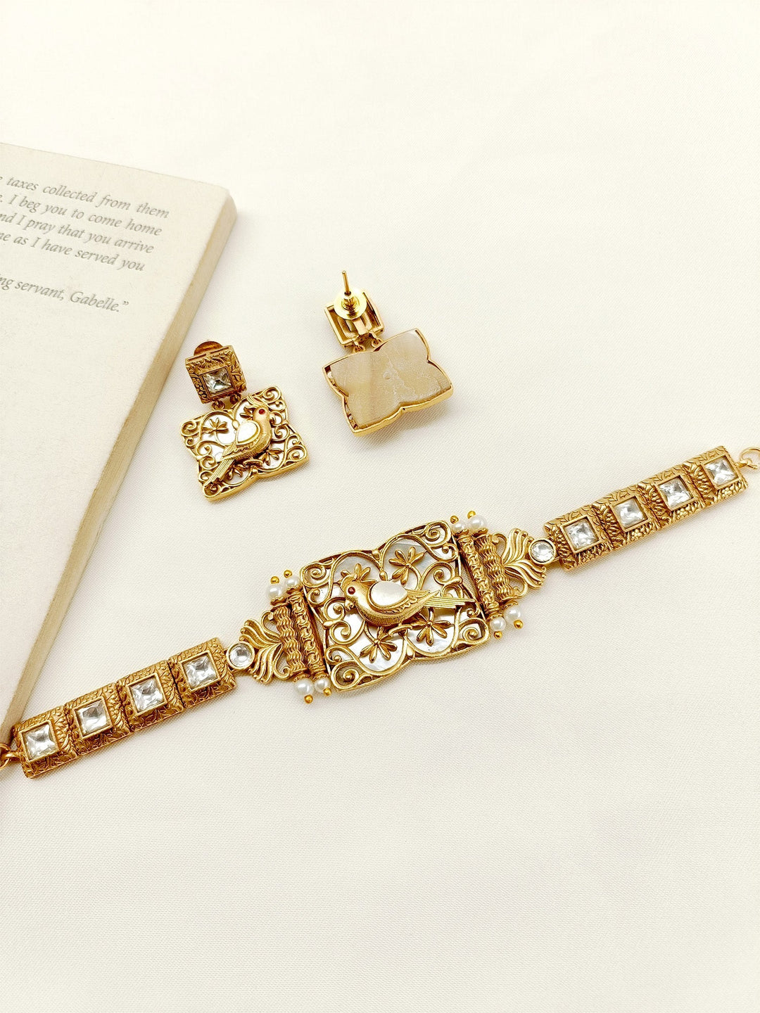 Natisha White Boutique Choker Set