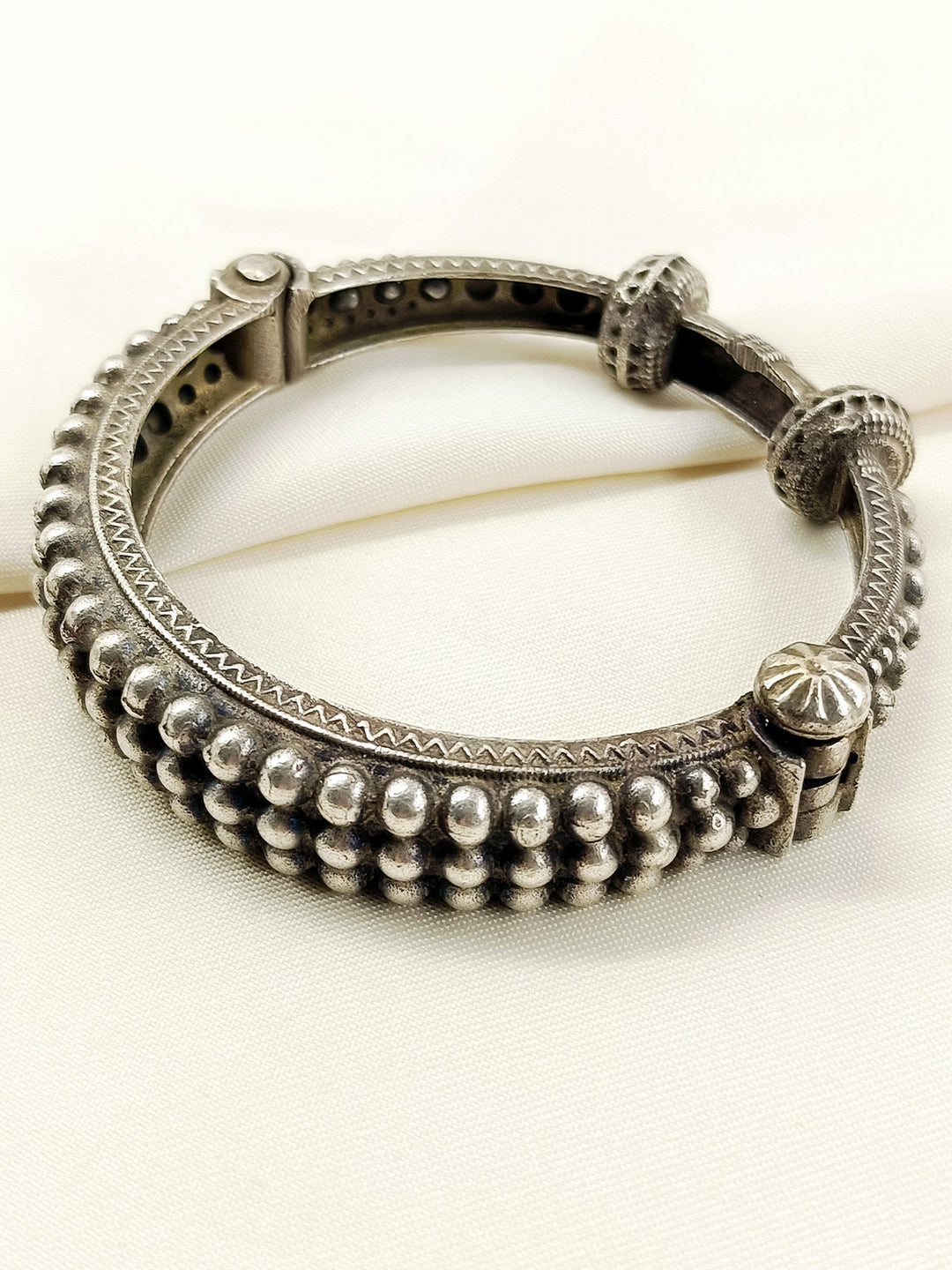 Zaha Plain Oxidized Bracelet - Silver Plated Brass