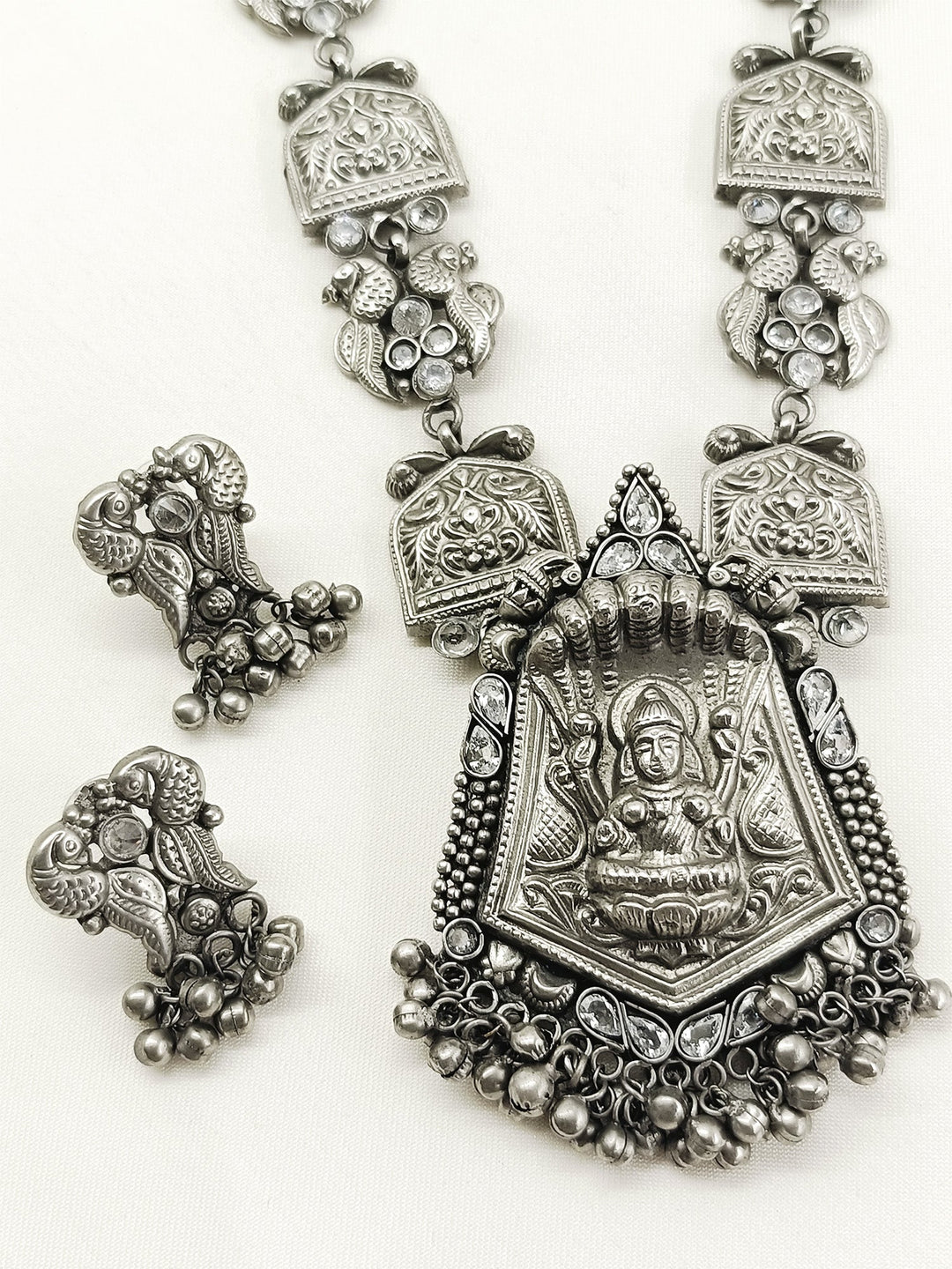 Qiratul White Oxidized Necklace Set