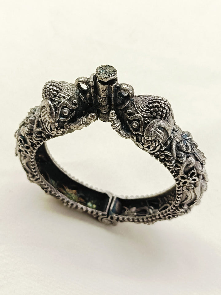 Clevra Plain Elephant Oxidized Kada