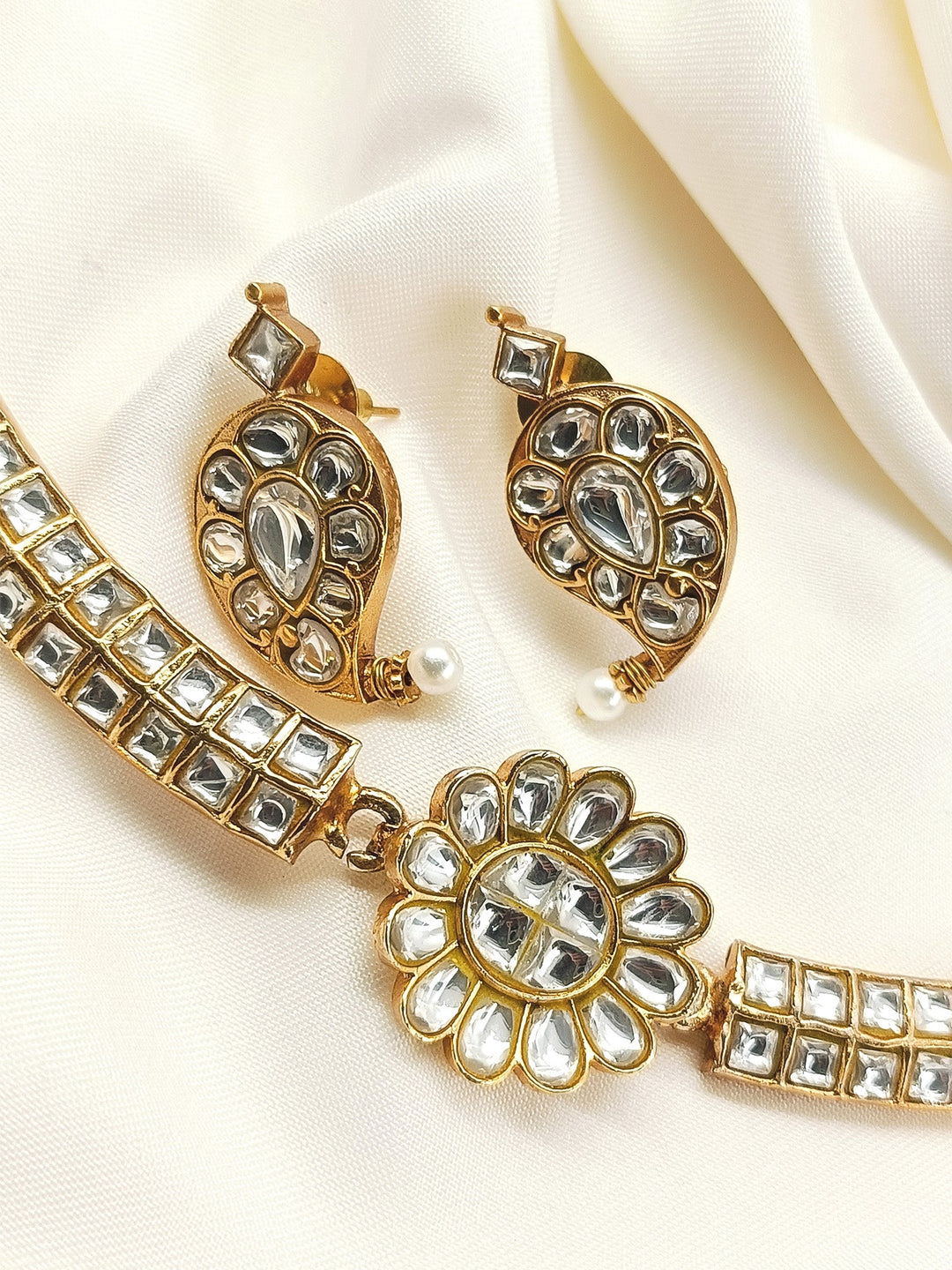 Samriddhi White Kundan Choker Set With Hasli