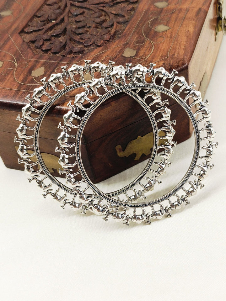 Kanakojjvala Plain Oxidized Bangle