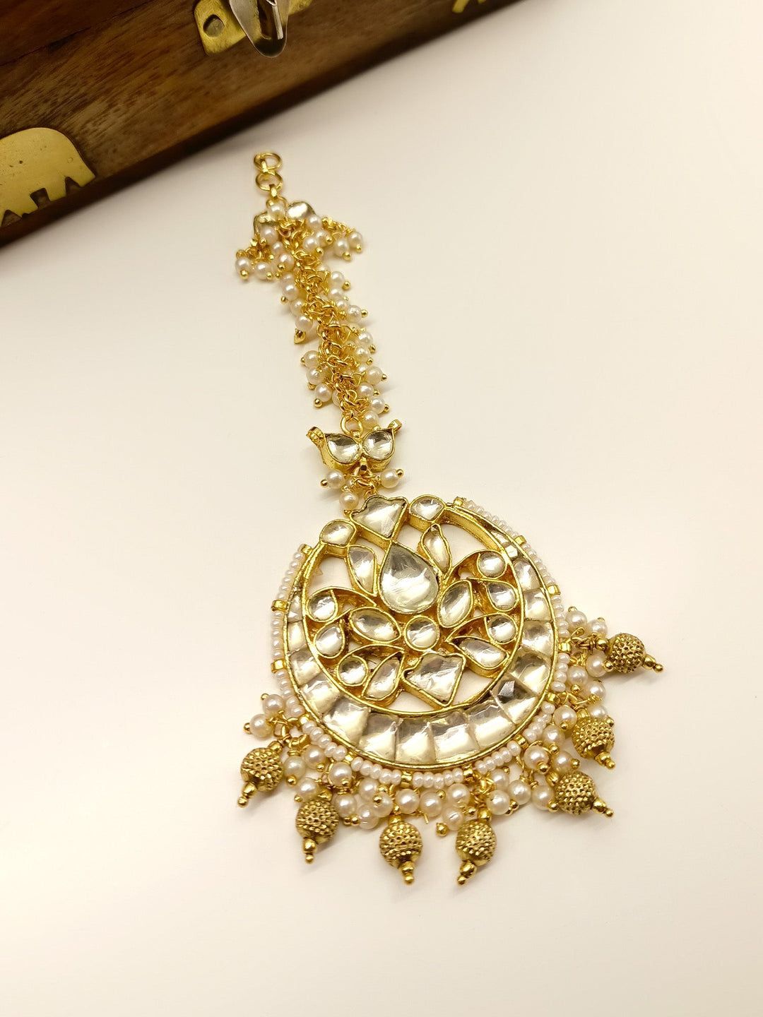 Nezami White Kundan Maangtikka