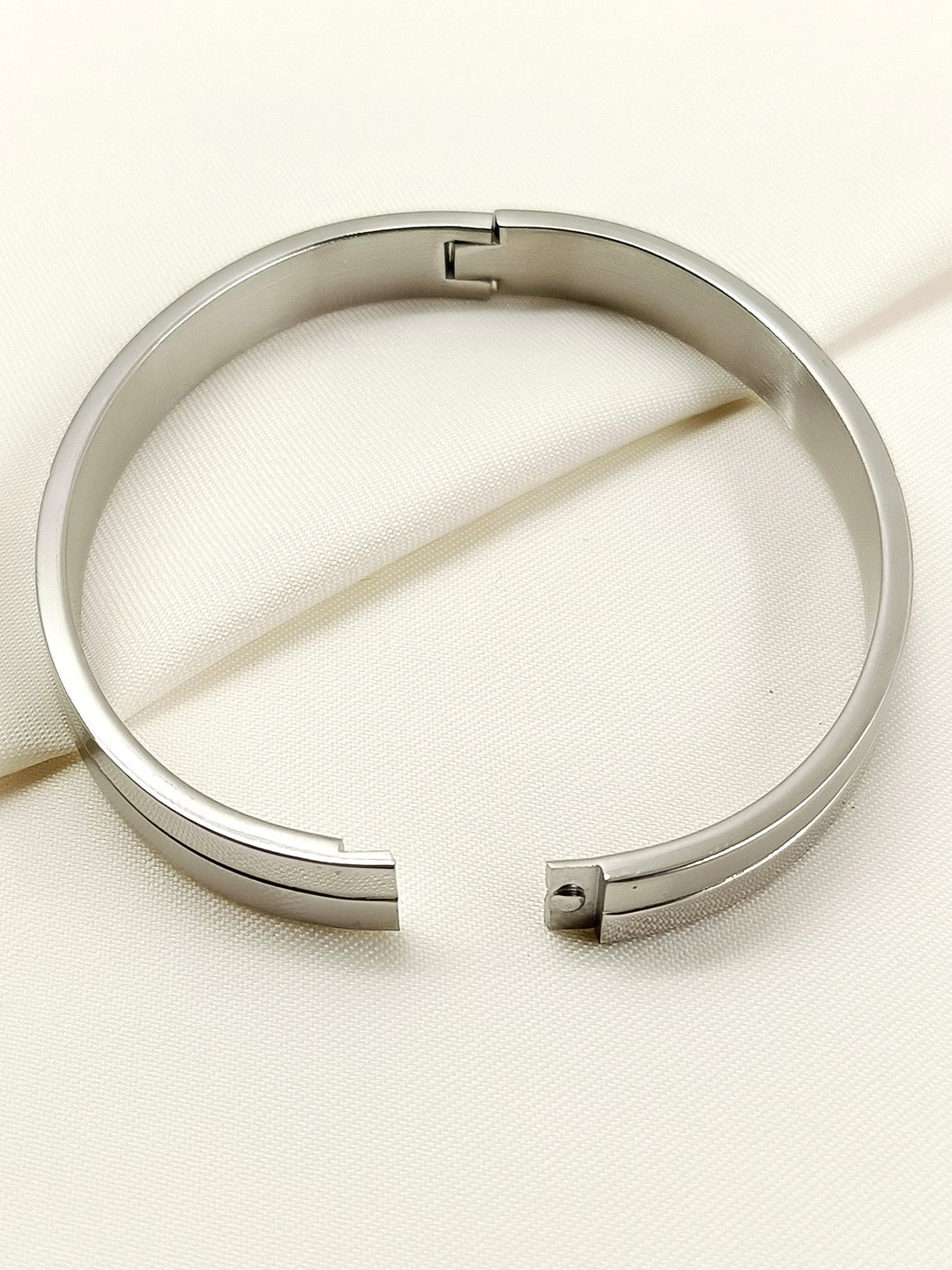 Nouf Silver Minimal Center-Line Kada Men&