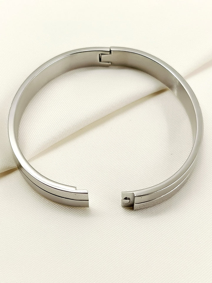 Nouf Silver Minimal Center-Line Kada Men&