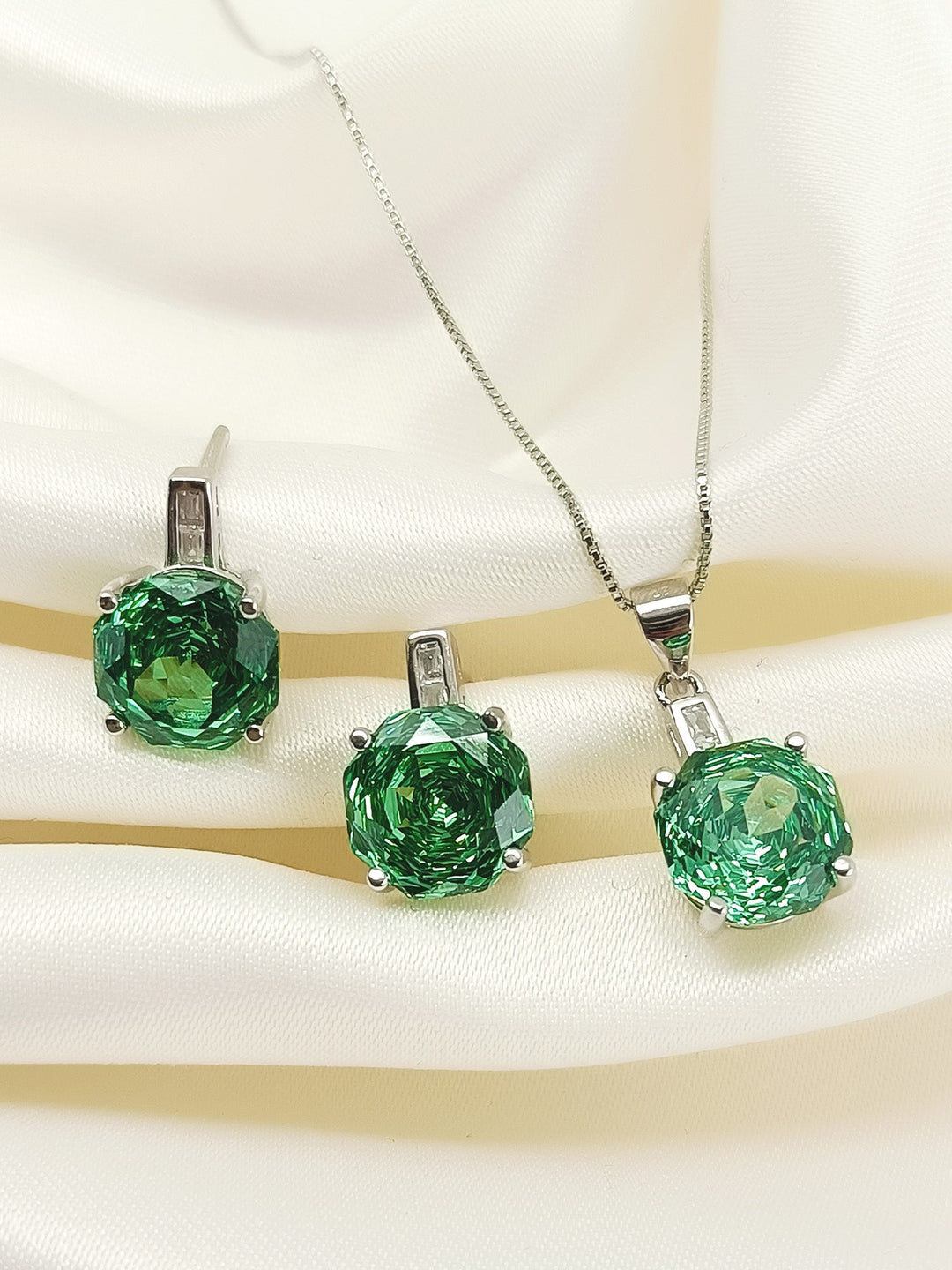 Kasni Green 92.5 Silver Peridot Gemstone Pendant Set