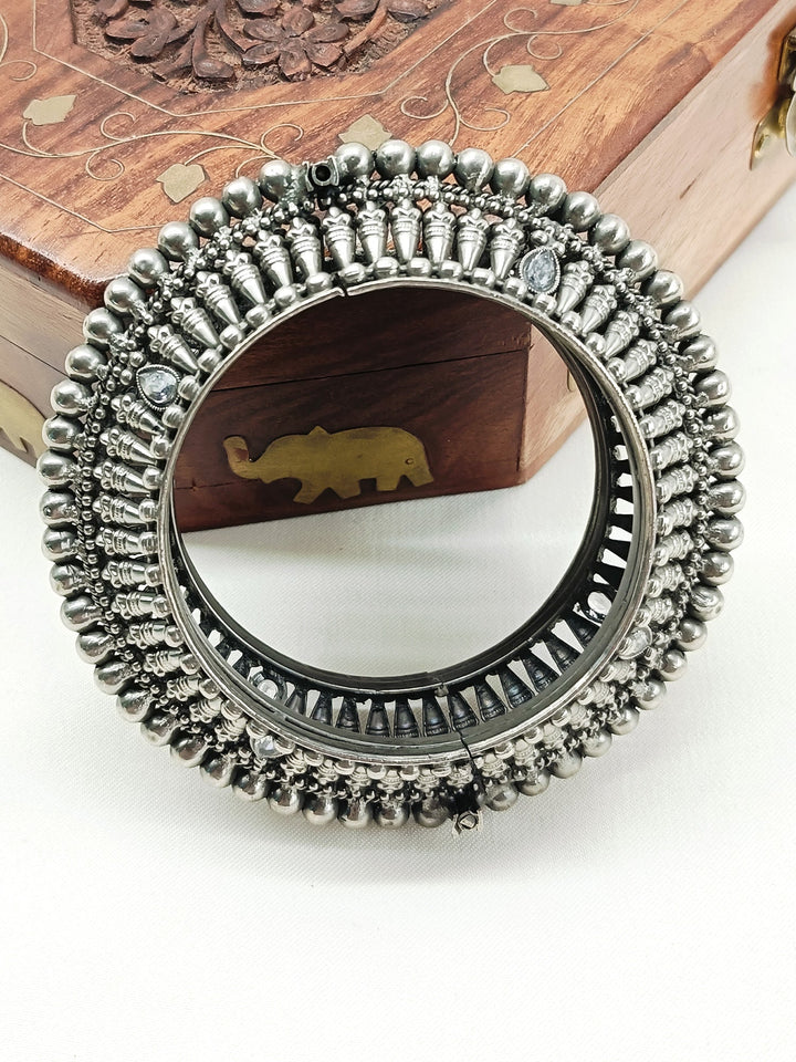 Yuvanya Plain Oxidized Kada