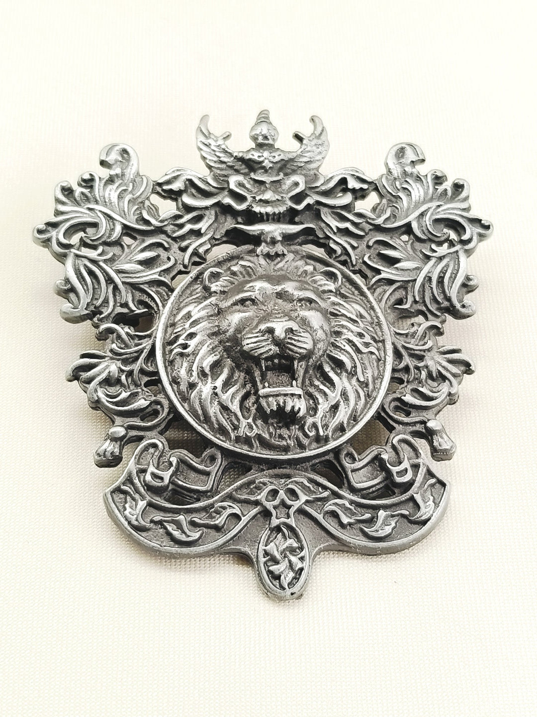 Nirvan Grey Lion Men's Brooch