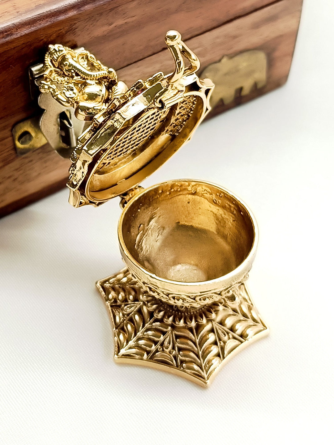 Vanessa R & G Antique Temple Sindoor Dibbi