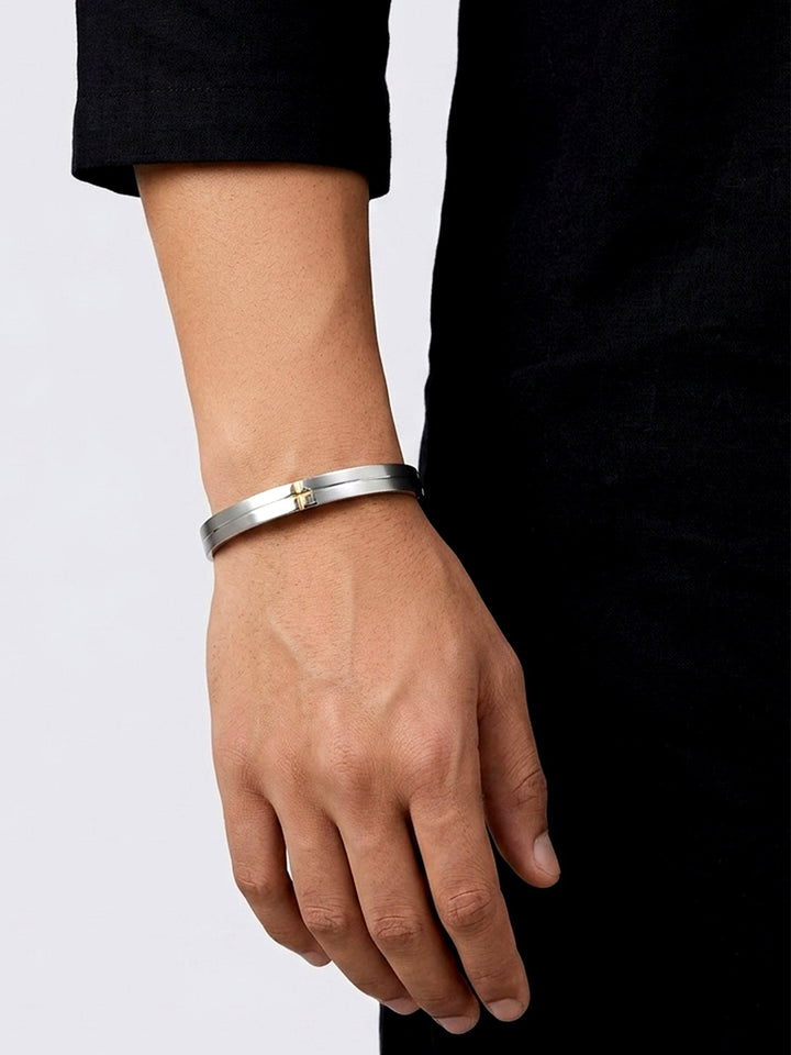 Nouf Silver Minimal Center-Line Kada Men&