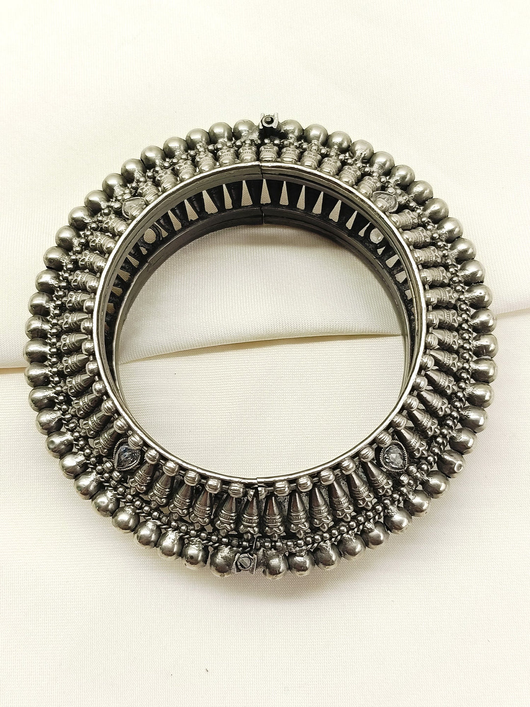 Yuvanya Plain Oxidized Kada