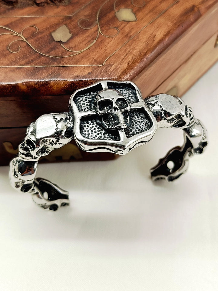 Arin Silver Skull Shield Men&
