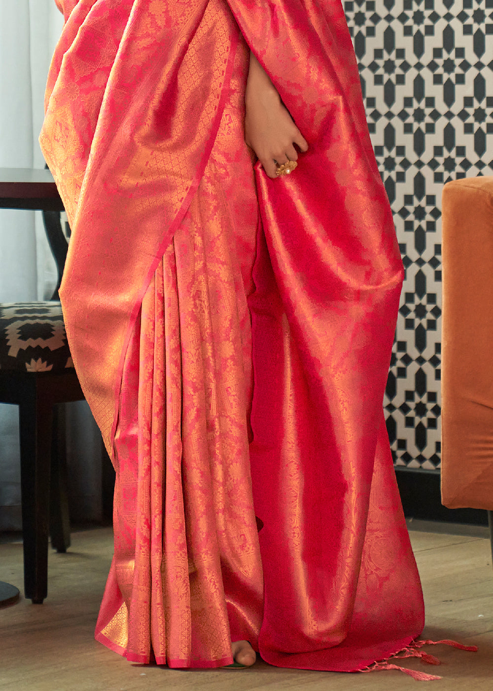 Neon Fuschia Pink Dual Tone Kanjivaram Silk Saree Featuring Traditional Handloom Weave