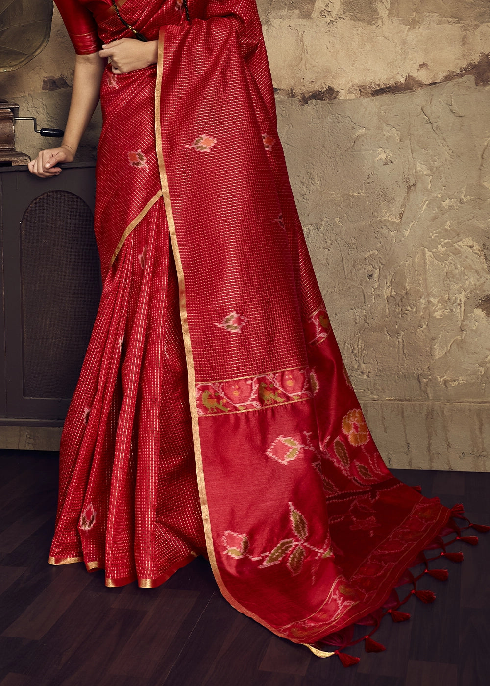 Red Handloom Weaving Silk Saree with Floral Pallu
