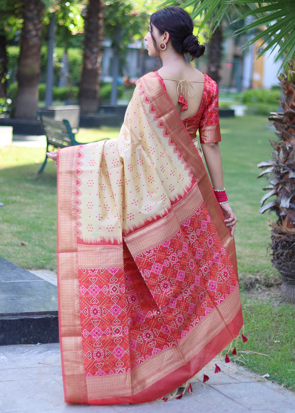 Cream White Raw Silk Saree with Intricate Patola Print & Zari Pallu